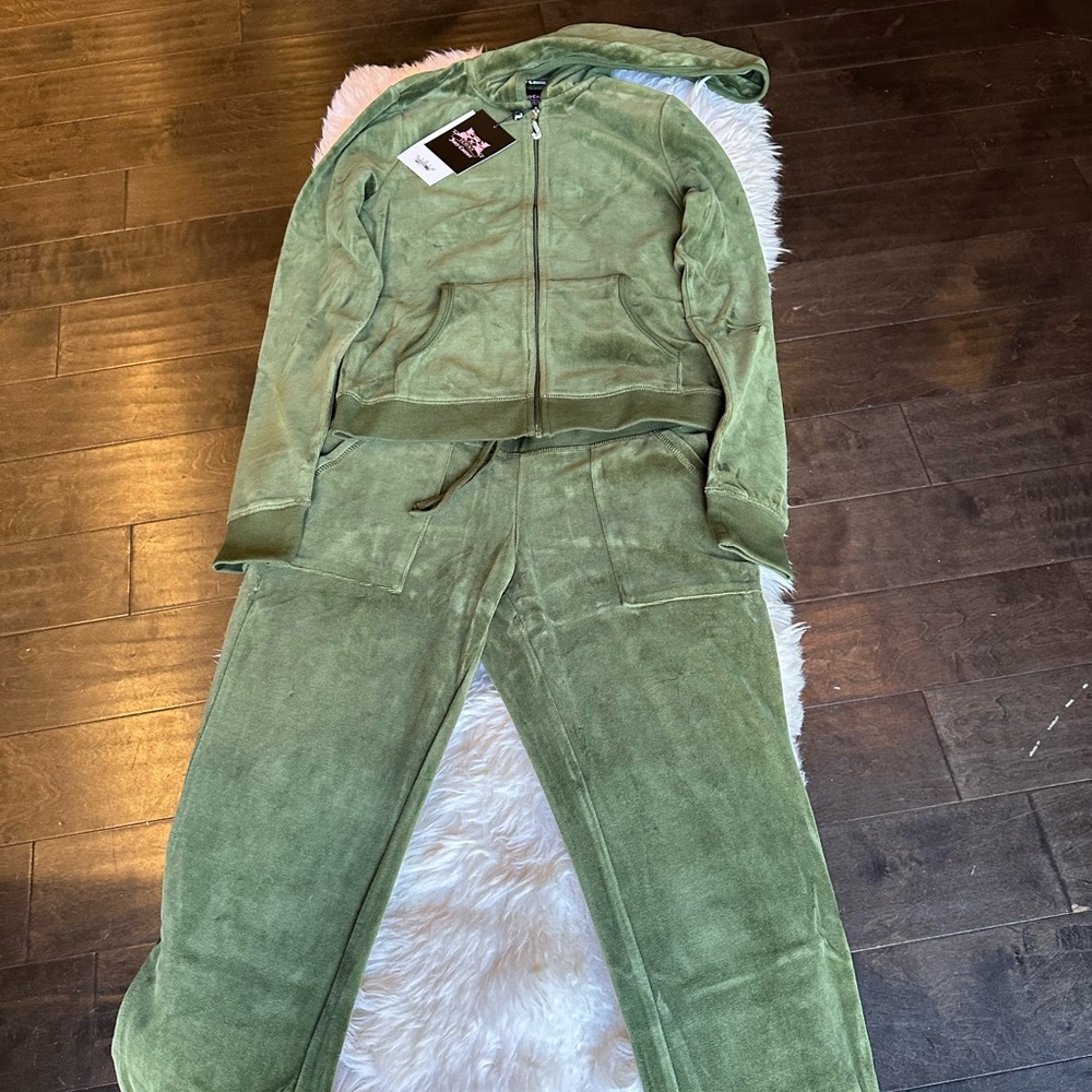 Juicy Couture sweat suit BRAND NEW W/ TAGS!